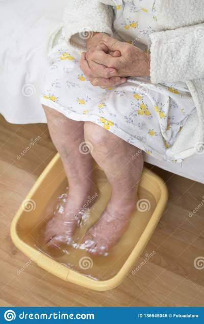 गर्म पानी में पैरों को डुबोकर रखने के फायदे !