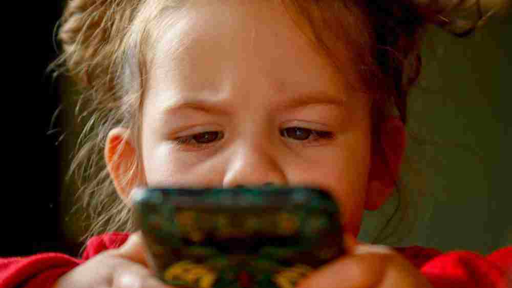 Smartphones In Children - Causes, Consequences And Solutions | बच्चों में स्मार्टफोन - कारण, परिणाम और समाधान